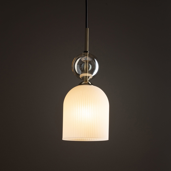 Lampada a sospensione in vetro bianco sfera ambra stile contemporaneo